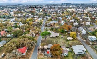 Harley House with Hot Tub & Grill - Historic District