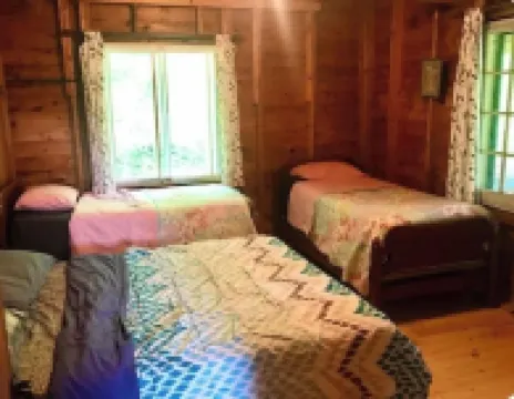 Classic Chelsea Cottage on the Gatineau River and along the famous Chelsea Trail
