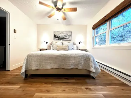 Banner Elk house sleeps 8. Minutes to everything!