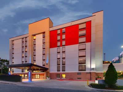 Holiday Inn Express & Suites ATLANTA N-PERIMETER MALL AREA by IHG