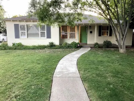 2 Bed Near Doctors Hospital: Beautiful, Sunny, New