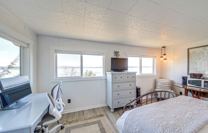 Mtn-view Camano Island Retreat Overlooking Beach