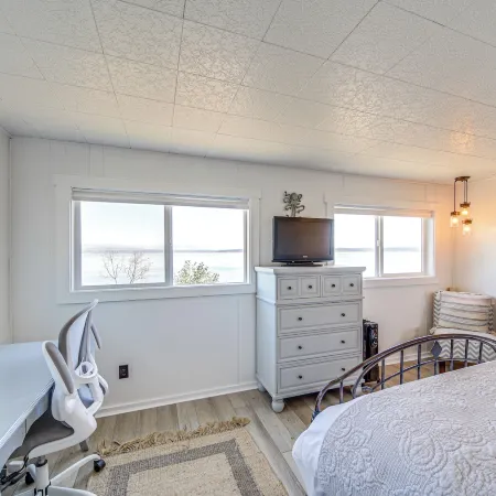 Mtn-view Camano Island Retreat Overlooking Beach