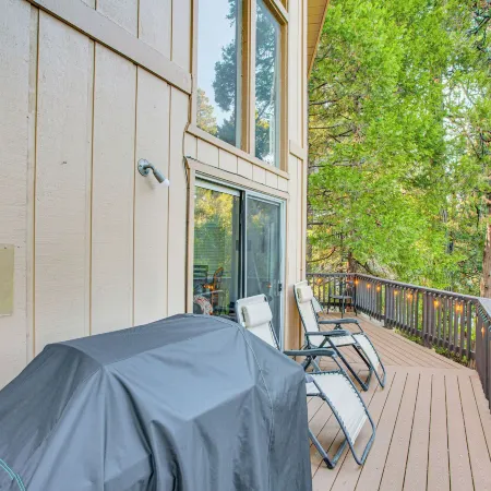1 Mi to Lake Arrowhead Village! Cozy Fall Escape