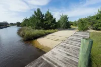 One level 4 Bedroom House with Pool, Large Docks, Canal Access - The Turtle Club