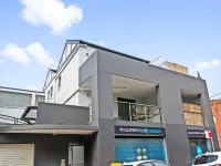 Lovely 2-Bed with Balcony