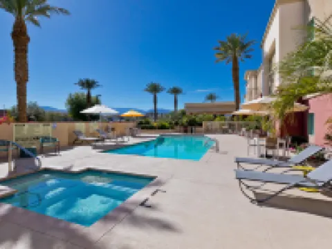 แฮมป์ตัน อินน์แอนด์สวีทส์ ปาล์มเดสเซิร์ต โรงแรมในปาล์มดีเซิร์ท