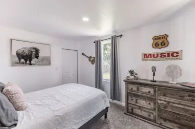 Charming 3-bedroom cottage with WiFi, AC in welcoming Athens Отели рядом с достопримечательностью «Houston Memorial Library and Museum»