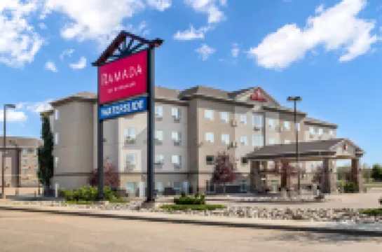 Ramada by Wyndham Lac la Biche โรงแรมใน