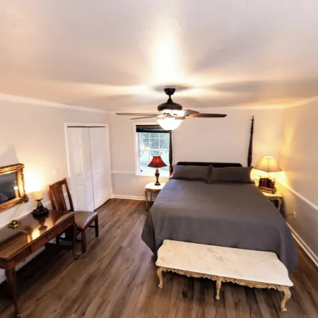 Bridgeview Bend - Charming 3-bedroom house with spacious yard and seasonal creek