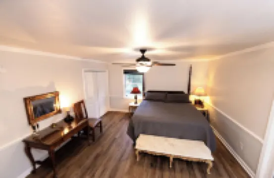 Bridgeview Bend - Charming 3-bedroom house with spacious yard and seasonal creek