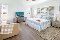 Latitude 24!  Cabana Club access, deep canal, jacuzzi, kayaks, ice machine.