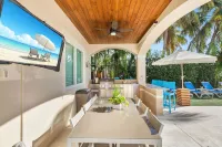 5 Bedrooms, Pool/Spa Heated, Bikes, Kayaks, Game Room, Elevator, Deep 75' Dock. Hotels in Key Colony Beach