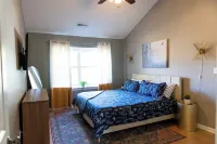 Charming Cul-de-Sac Home- SLEEPS 10-Game Room & B-ball court