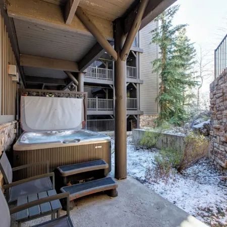 Cozy Silver Lake 2BR steps from lifts, dining, shops. Hot Tub, Pool, BBQ, WiFi