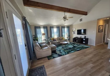 Cozy and Clean steps from the beach. Gulf views <3 Отели в г. Серфсайд Бич