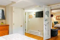 Spacious 900 sq ft, 1-Bedroom Apartment, 10 Minutes Drive to Seattle Waterfront. Hotels in 