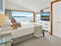 Beachfront, Water & Mountain Views, Epic Deck on Whidbey Island! Hotels in Langley