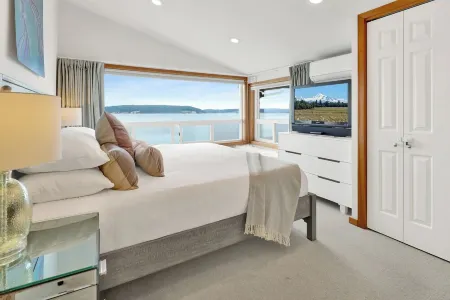 Beachfront, Water & Mountain Views, Epic Deck on Whidbey Island!