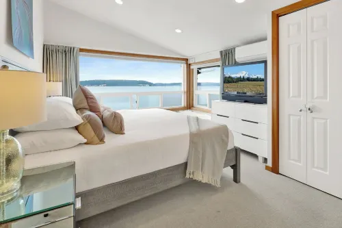 Beachfront, Water & Mountain Views, Epic Deck on Whidbey Island! Hotels in Langley