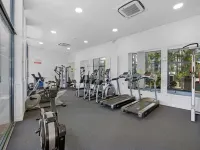 Beachside 2-Bed with Pools, Gym, BBQ and Parking - Homestays