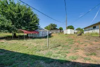 2 Mi to Phillips 66 Refinery: Home w/ Yard - 2 Sao