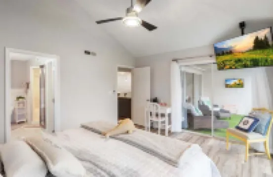 Penthouse Level Condo w/ Lake & Pool Views, Tennis & Pickleball