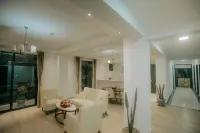 Au-thopia hotel