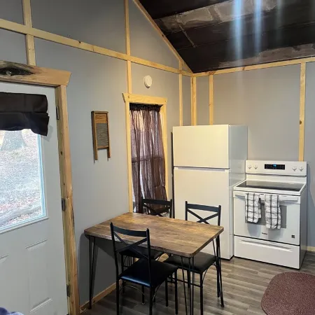 Charming 2-bedroom cabin in enchanting Hocking Hills with WiFi, AC