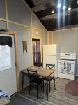 Charming 2-bedroom cabin in enchanting Hocking Hills with WiFi, AC