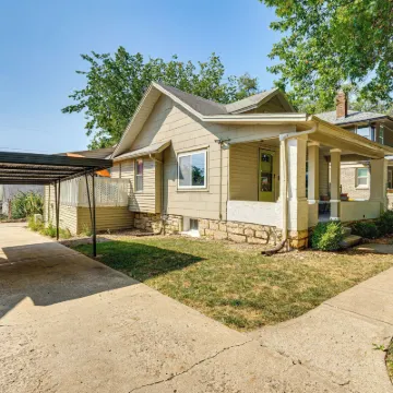 Private Porch! Charming Stay 6 Mi to Arrowhead Hotels near Red Bridge United Methodist