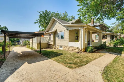 Private Porch! Charming Stay 6 Mi to Arrowhead - Homestays