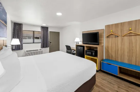 Days Inn by Wyndham Independence Hotels near CoCo Key Water Resort