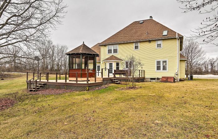 5-Acre Vacation Home w/ Woods & Hiking Ground
