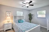 2 Mi to Beach: Home w/ Screened Porch in Largo