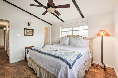 On Scenic 60-Acre Farm: Carmine Cottage w/ Porch - Homestays
