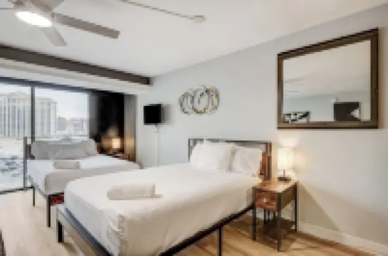 ストリップで一緒に滞在 - 快適なベッド6つ付きビュー！ のホテル