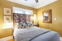 Charming Lake Cottage - 3 Bedrooms, Hot Tub, Sauna, Large Yard