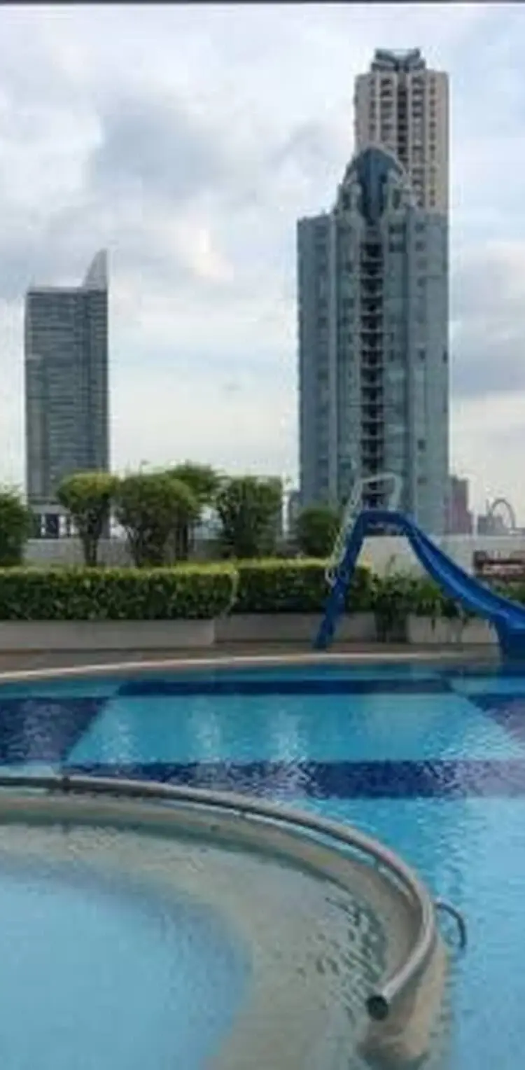 รูปภาพของBKK 2 BR apt near Sathon ICONSIAM firework view