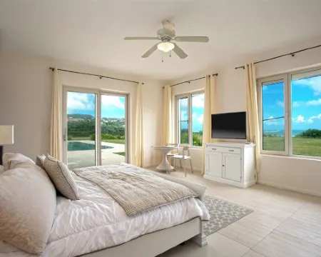 Direct Beachfront 6 BDR/en-suite /maid included. Excellent service. Rare gem (A) Hotels in Guana Bay