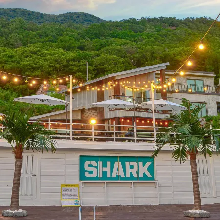 Shark Village Отели рядом с достопримечательностью «Астрономическая обсерватория «Космопия»»