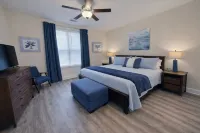 Lazy Palm-Free Beach Pass! Pool! 1/2 Mile to Marshwalk and Marina! 3 King Bdrms!