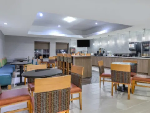 La Quinta Inn & Suites by Wyndham Paris Hotels in Paris