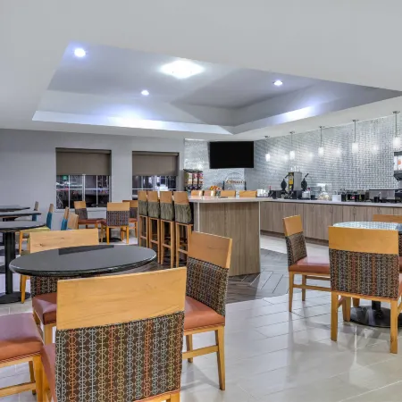 La Quinta Inn & Suites by Wyndham Paris