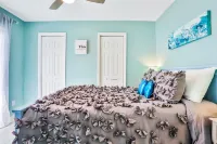 Sunny Upper Level 1 Block From 2 Beaches W/private Pool, High-speed Wi-fi - balcony