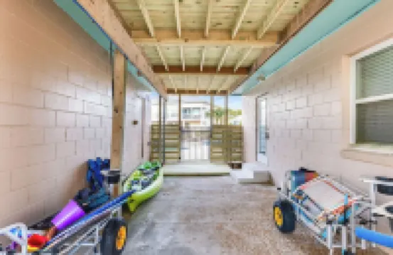 POMPANO Beach studio with pool. Lovely Couple's Getaway… Steps to beach