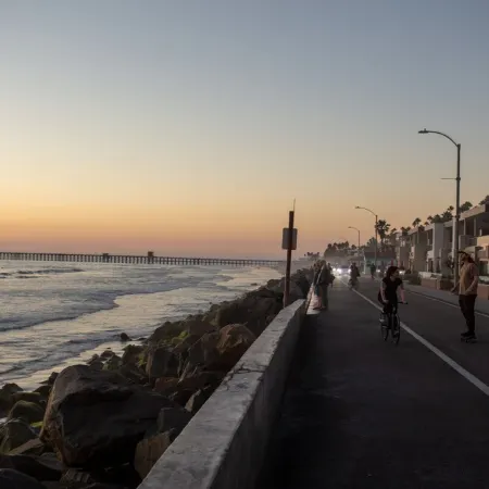 Guest Favorite! Easy Walk to Beach/Food & Shops + Private Parking
