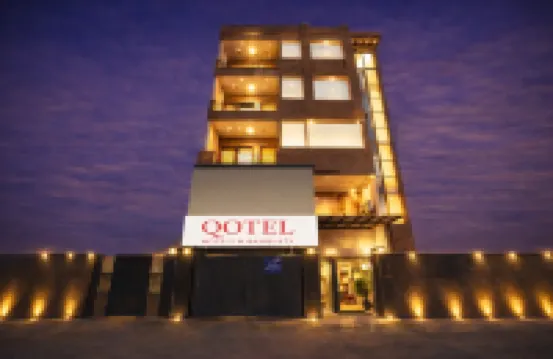 Qotel Comfort Ashok Vihar Hotels near Miranda House