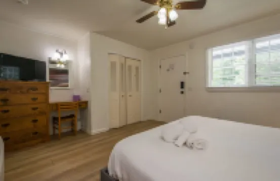 Lakeview 1BR Condo w Deck Walk to Village