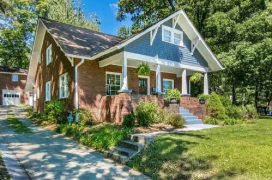 Roomy 5Br Bungalow with Backyard, Walk to Downtown